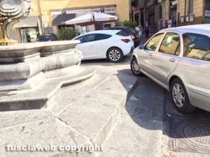 Viterbo - Auto in sosta sui gradini di piazza delle Erbe