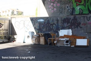 Viterbo - Sedie, lavatrici e rifiuti abbandonati in strada