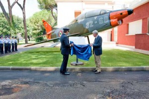 Il comandante della scuola marescialli Rovazzani e il sindaco Michelini scoprono la targa 