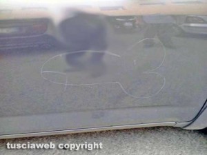 Il pene disegnato sulla carrozzeria della macchina