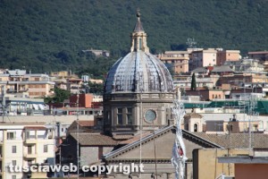 Viterbo vista dalla rocca degli Albornoz - La macchina di Santa Rosa e il santuario