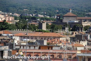 Viterbo vista dalla rocca Albornoz - Le mura cittadine