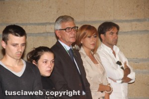 Il sindaco di Canino  Mauro Pucci vicino al figlio di Elena Spingu