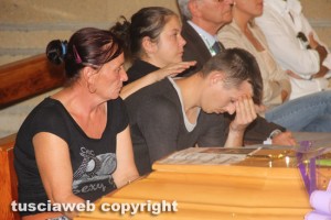 Daniel il figlio di Elena Spingu ai funerali di sua madre