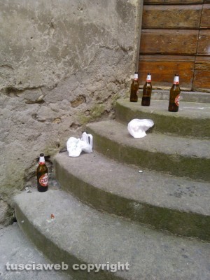 L'immondizia in piazza San Carluccio