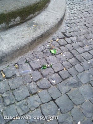 L'immondizia in piazza San Carluccio