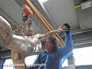 L'orafo Francesco Maria Capotosti al lavoro 