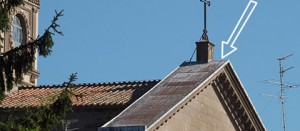 Il punto in cui 28 anni fa si vide una figura scura camminare sul tetto del santuario di santa Rosa