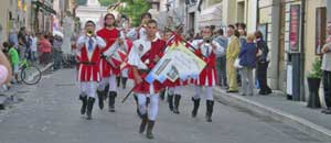 Viterbo - Il gruppo musici e sbandieratori dell'associazione culturale Pilastro
