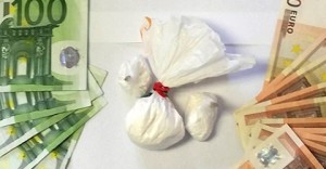I soldi e la cocaina sequestrata dai carabinieri