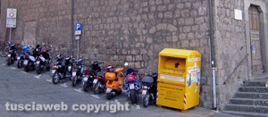 La chiesa di san Marco con motorini e immondizia