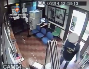 Colpo alla Carivit di Bassano Romano, i rapinatori ripresi dalle telecamere