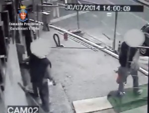 Colpo alla Carivit di Bassano Romano, i rapinatori escono dalla banca