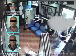 Colpo in banca a Bassano Romano, i rapinatori in azione; nei riquadri: gli arrestati V.G. e A.D.M.