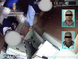 Colpo in banca a Bassano Romano, i rapinatori in azione; nei riquadri: gli arrestati V.G. e A.D.M.