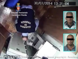 Colpo in banca a Bassano Romano, i rapinatori in azione; nei riquadri: gli arrestati V.G. e A.D.M.