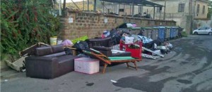Tarquinia - Rifiuti abbandonati fuori dall'ex cartiera