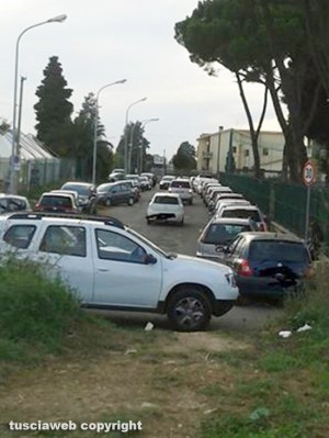 Viterbo - Parcheggio selvaggio a via Campo scolastico, quartiere Santa Barbara