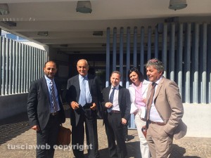 Da sinistra: Luca Paoletti, avvocato di Valentina Fraticelli; Ugo Gigli; l'avvocato Pierfrancesco Bruno; la consulente della difesa Tiziana Agnitelli; l'avvocato Enrico Valentini