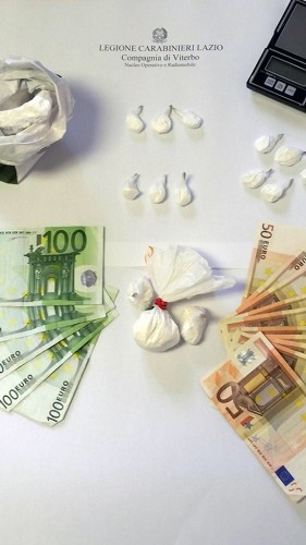 I soldi e la cocaina sequestrata dai carabinieri