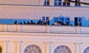 Viterbo - La gente al teatro dell'Unione durante il Trasporto della macchina di Santa Rosa