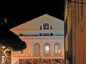 Viterbo - La gente al teatro dell'Unione durante il Trasporto della macchina di Santa Rosa