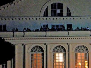 Viterbo - La gente al teatro dell'Unione durante il Trasporto della macchina di Santa Rosa