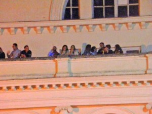 Viterbo - La gente al teatro dell'Unione durante il Trasporto della macchina di Santa Rosa