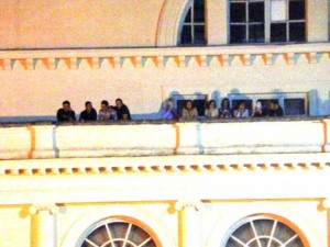 Viterbo - La gente al teatro dell'Unione durante il Trasporto della macchina di Santa Rosa
