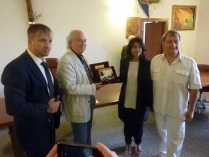 Vittorio Storaro riceve il Premio Scrapante dal sindaco di Marta Lucia Catanesi, con il presidente del premio  Giacomo Carioti, ed il giornalista Emanuele Carioti 