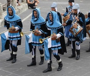 Un gruppo di tamburini durante l'Ottava medievale di Orte