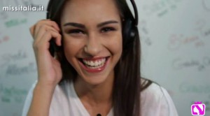 Giorgia durante la sua traduzione simultanea