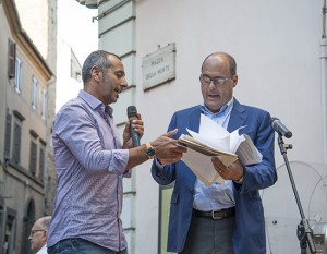 Le domande a Zingaretti consegnate da Lucio Matteucci di Viterbo civica