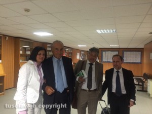 Gigli fuori dall'aula con i suoi avvocati e la sua consulente