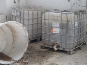 Rifiuti abbandonati fuori dal sito sequestrato