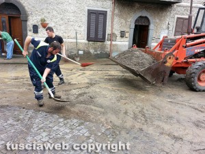Maltempo - Gradoli - Si spala il fango a Piazza Marconi