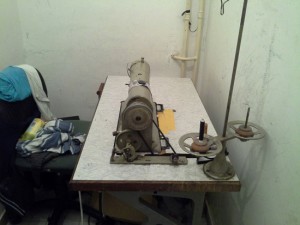 Finanza - Maxisequestro di merce contraffatta - Uno dei laboratori