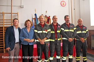 Il comandante provinciale Aquilino, il prefetto Scolamiero e il caposquadra Salvati con i vigili del fuoco Figliacconi, Olivieri e Ceccani