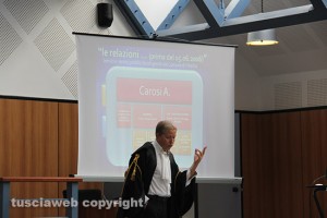 Il pm Pacifici illustra le slide in aula