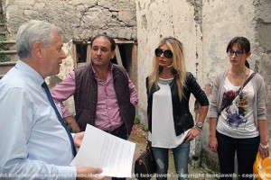 Ex scuderie a Sallupara - Il sindaco Michelini con Ombretta Ciorba