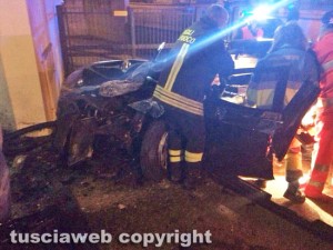 Viterbo - Bmw si schianta contro un muro