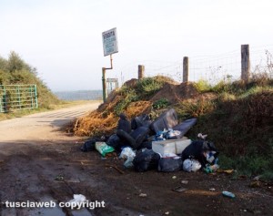 Viterbo - Rifiuti abbandonati per strada