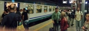 Roma-Orte - Gente in stazione che non riesce a salire sul treno