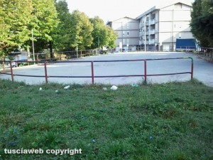 Viterbo - L'incuria del parco in via Cimini
