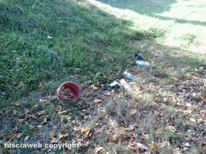 Viterbo - L'incuria del parco in via Cimini