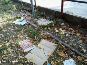 Viterbo - L'incuria del parco in via Cimini