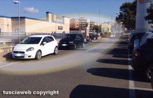 Viterbo - Parcheggio selvaggio fuori dall'Ipercoop