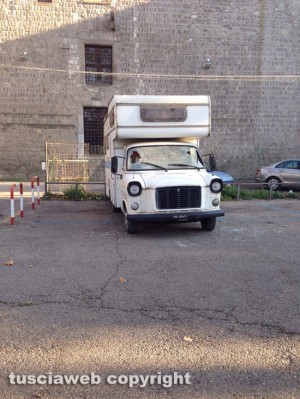 Viterbo - Portato via il camper preso a sassate