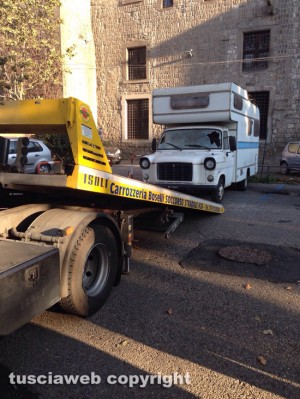 Viterbo - Portato via il camper preso a sassate