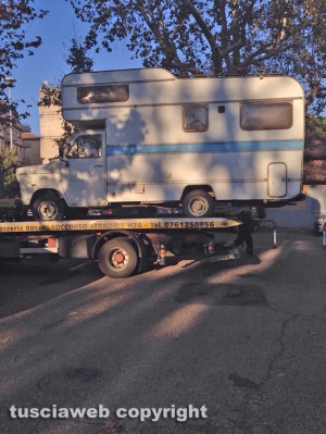 Viterbo - Portato via il camper preso a sassate